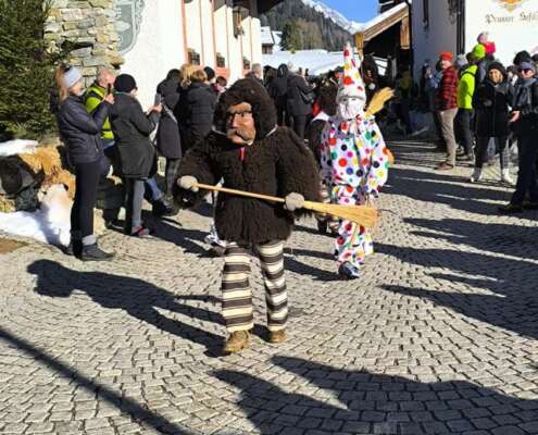 viaggio di gruppo carnevale di sappada634180071_1511562270978558_3390710099156966599_n