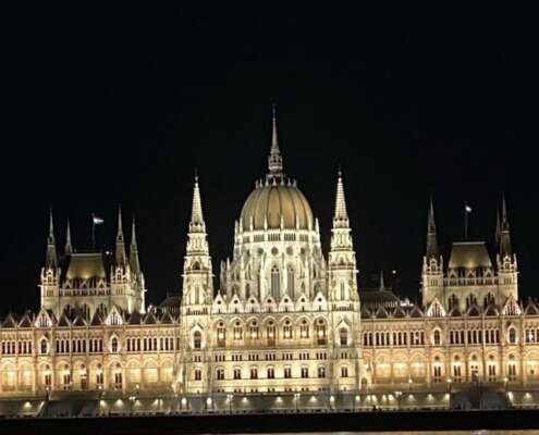 viaggio di gruppo pasqua budapest666544937_1556444909823627_9202185803983232319_n